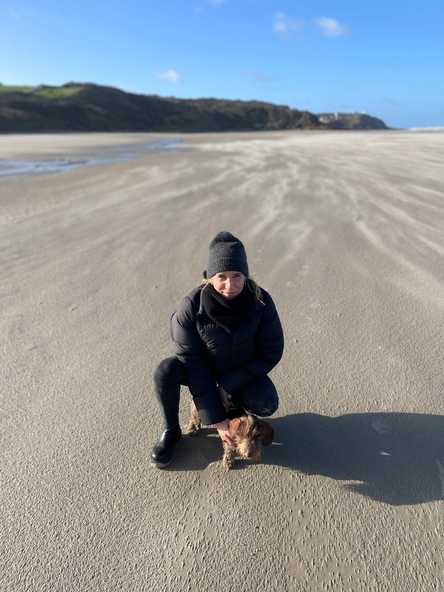 Qui sommes-nous ? Une photo de la fondatrice de la marque et de son chien 